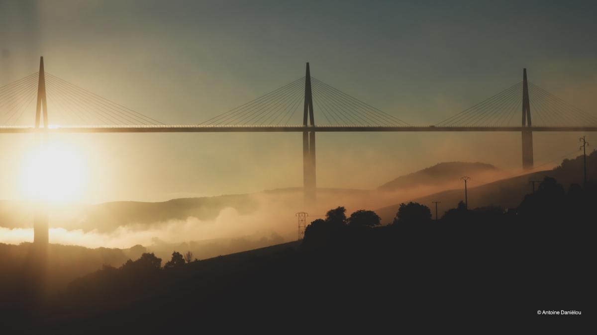 viaduc-de-millau-dans-la-brume-photo-antoine-danielou-copie
